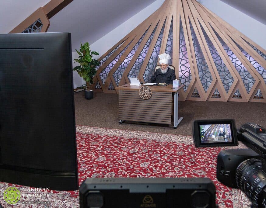 New converts from Canada Jamaat introduce themselves to Huzoor