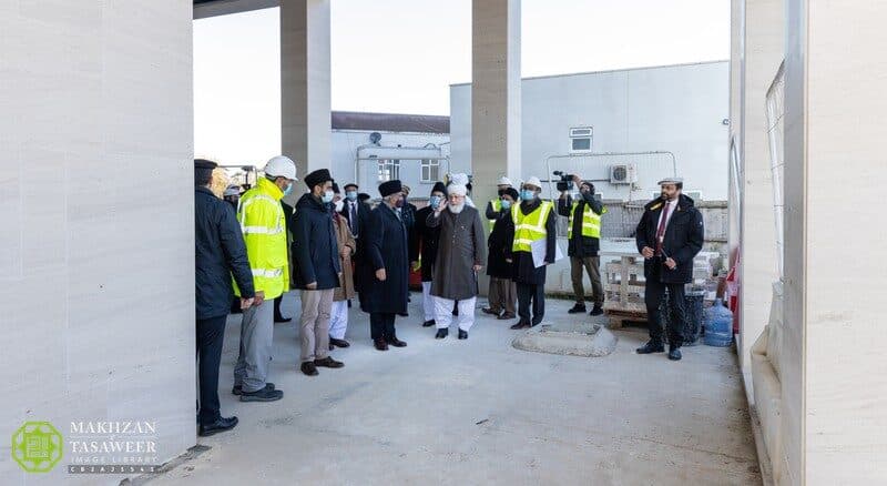 Huzoor inspects progress of the Baitul Futuh complex