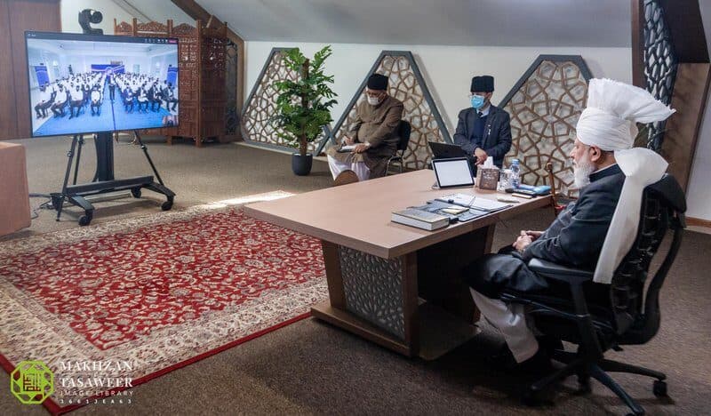 ‘We shall change the world through prayers’: MKA Waqf-e-Nau of USA meet with Hazrat Amirul Momineen