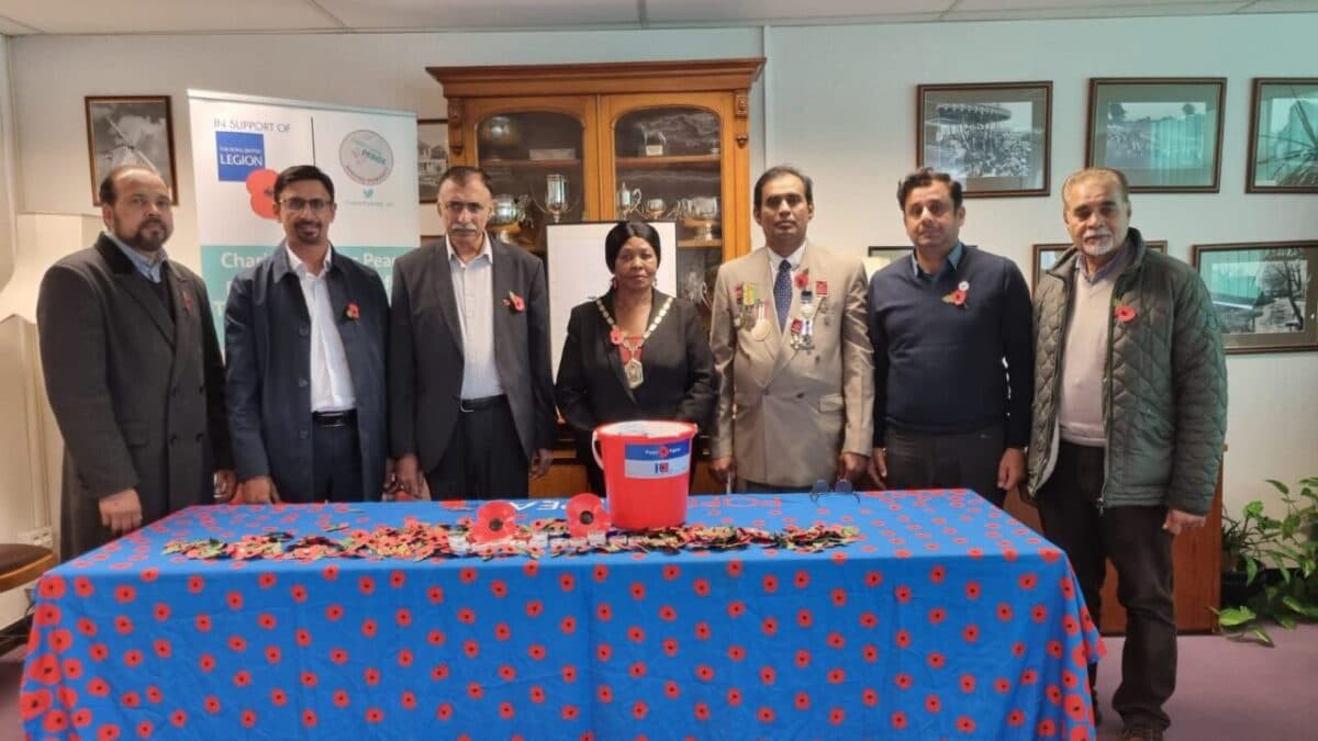Mayor of Merton, London launches Poppy Appeal Campaign 2022 by Ahmadi elders