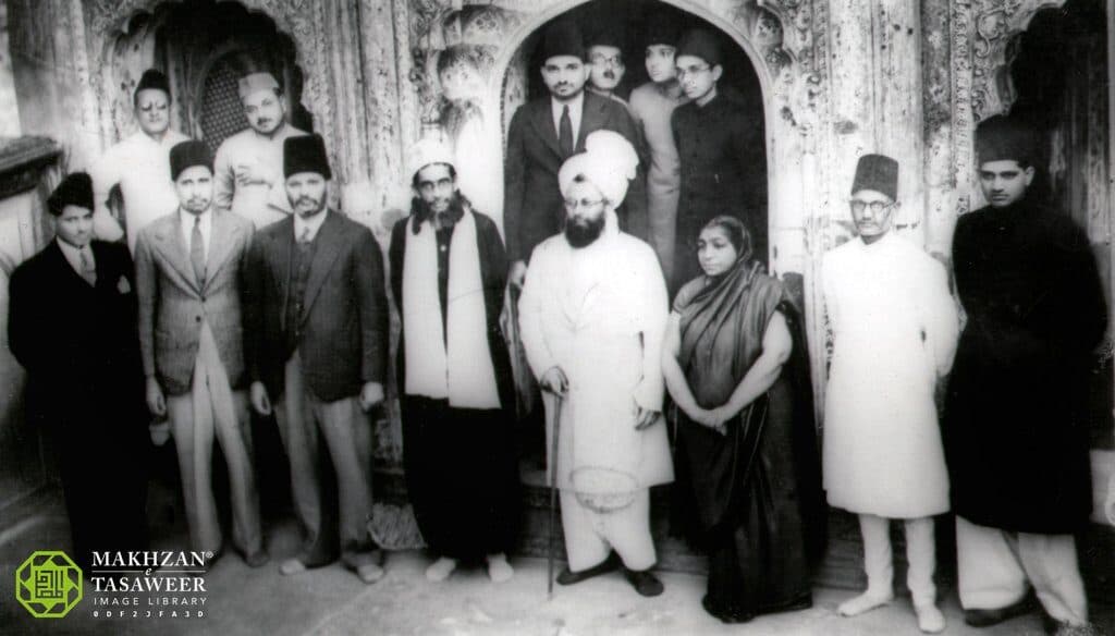 Coming from every distant track: Sarojini Naidu and other dignitaries meet with Hazrat Musleh-e-Maud in Shimla to promote peace and harmony