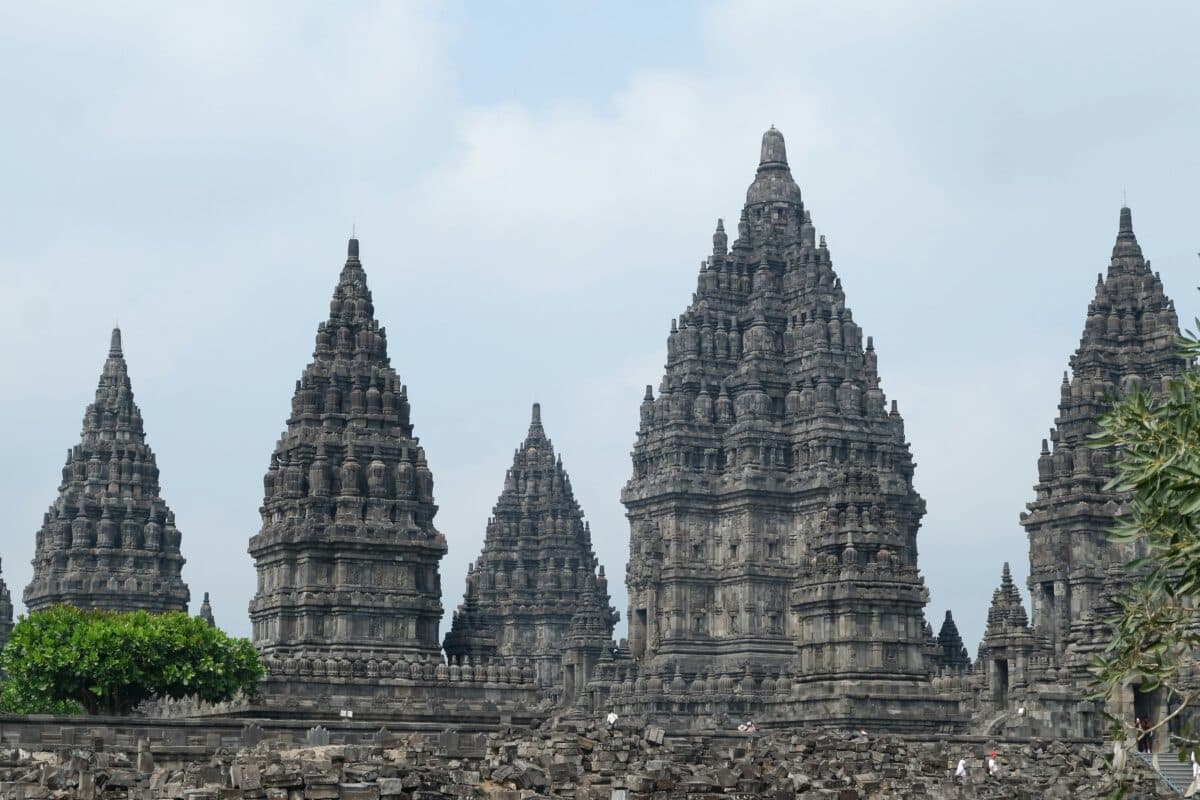 Answers to Everyday Issues – Part 69: Hinduism, Buddhism, announcement for things lost in a mosque, age of marriage, sadaqah or gifts