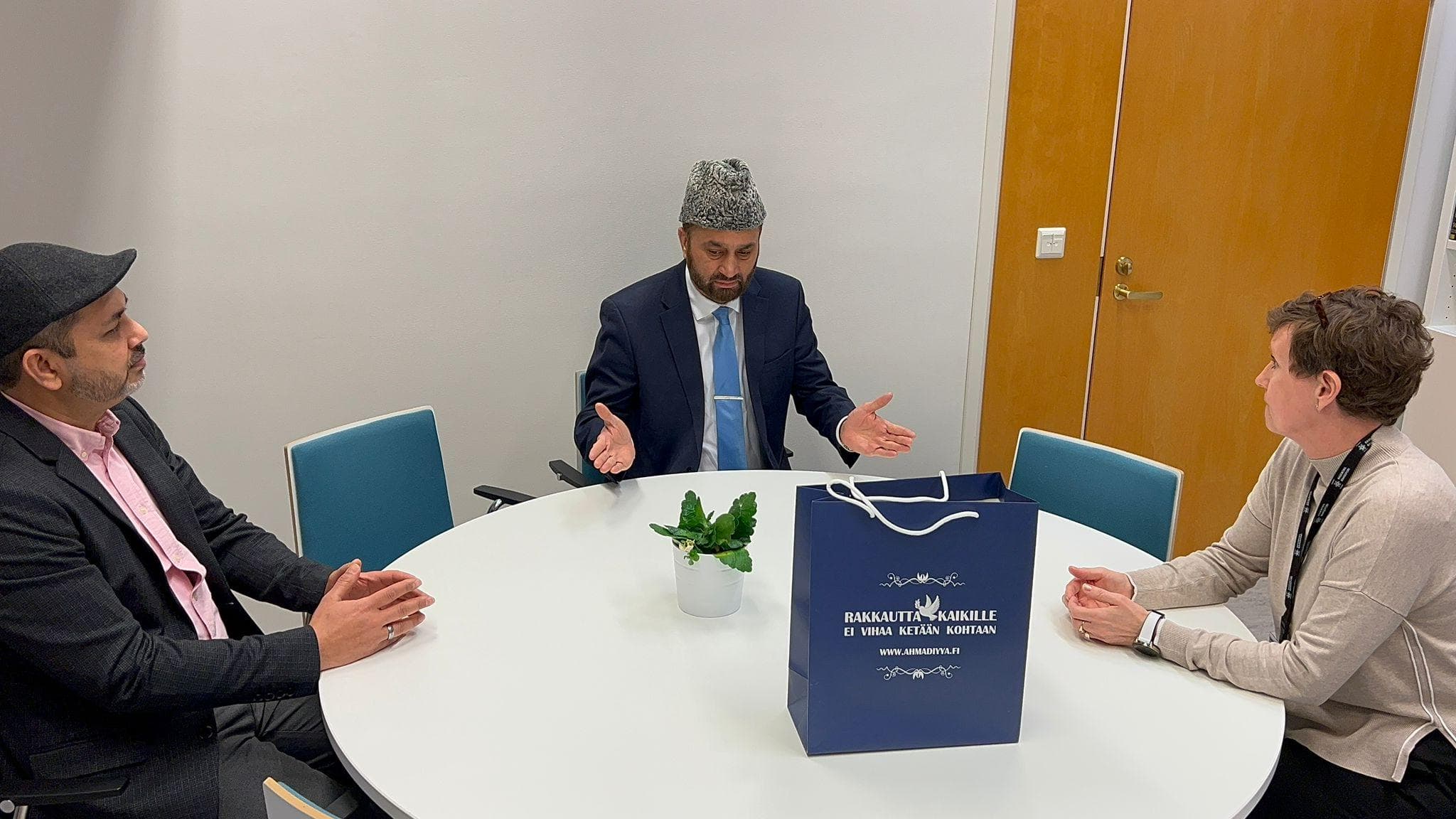 Jamaat Finland presents Finnish Quran translation to officials in Hanko and Raasepori