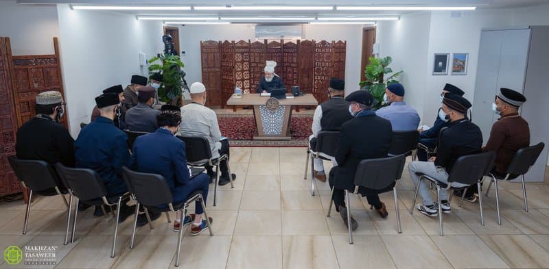 ‘Work to seek Allah’s pleasure’: Amila of France’s Sector 78 Jamaat meets Huzoor
