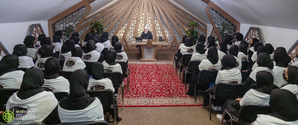 Prioritising righteousness is the key to a happy marriage: Members of Lajna Imaillah Norway meet with Huzoor