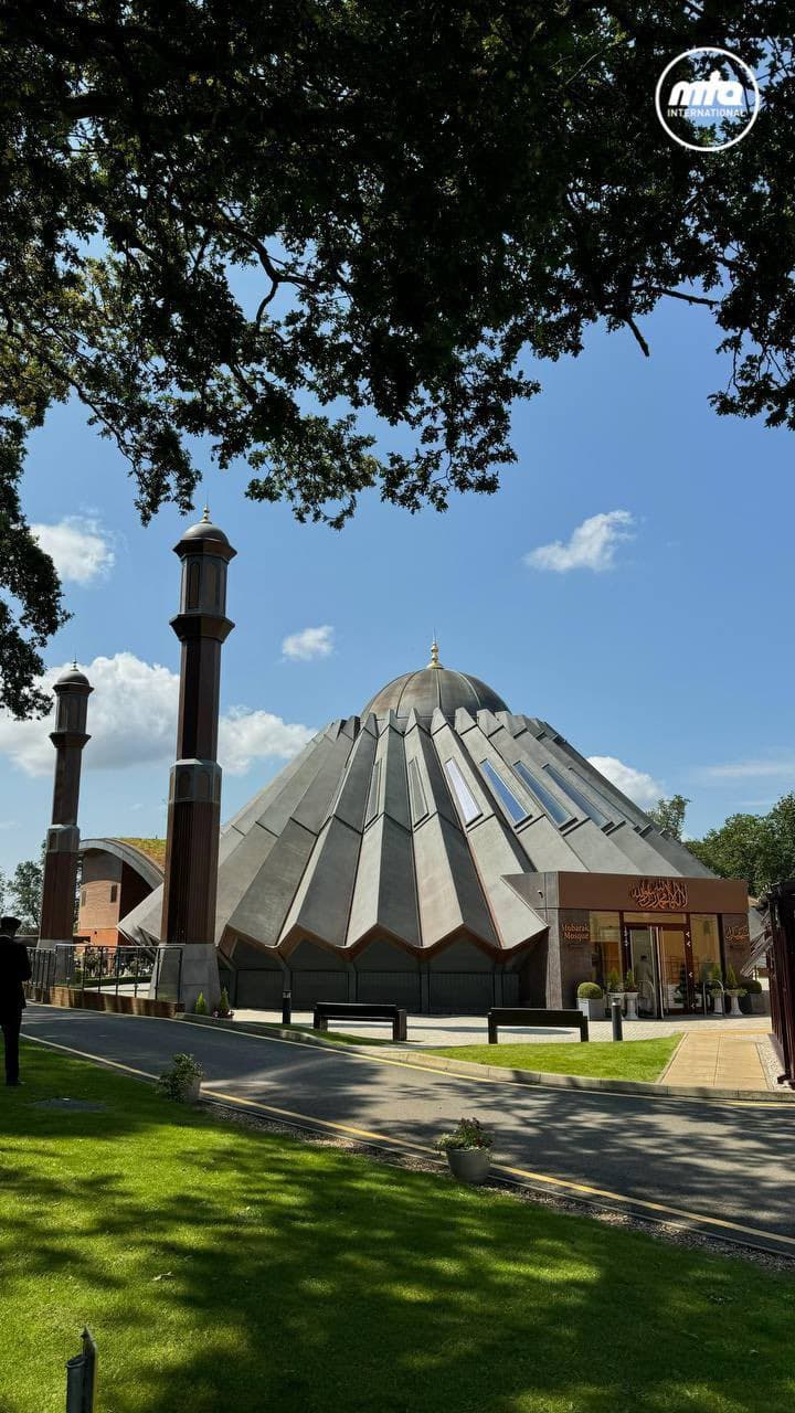 Be courageous and counter the Dajjal with its own tools: A second delegation from MKA USA’s East Region meets Huzoor