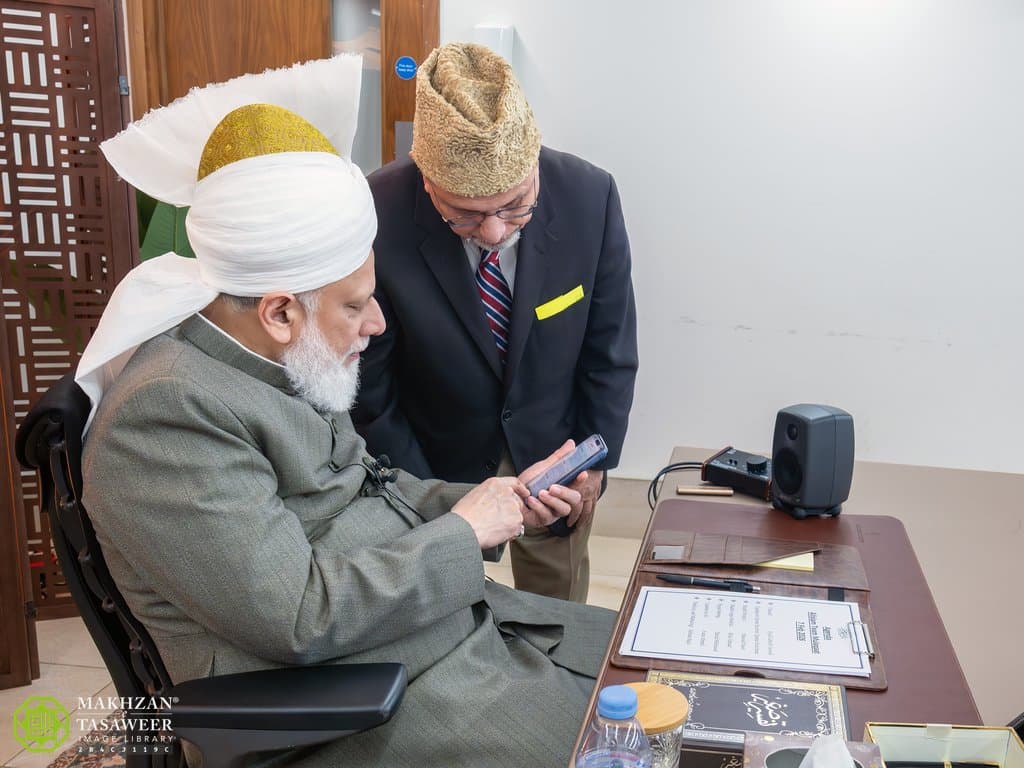 Huzoor launches new ReadHadith mobile application during mulaqat with Alislam.org team