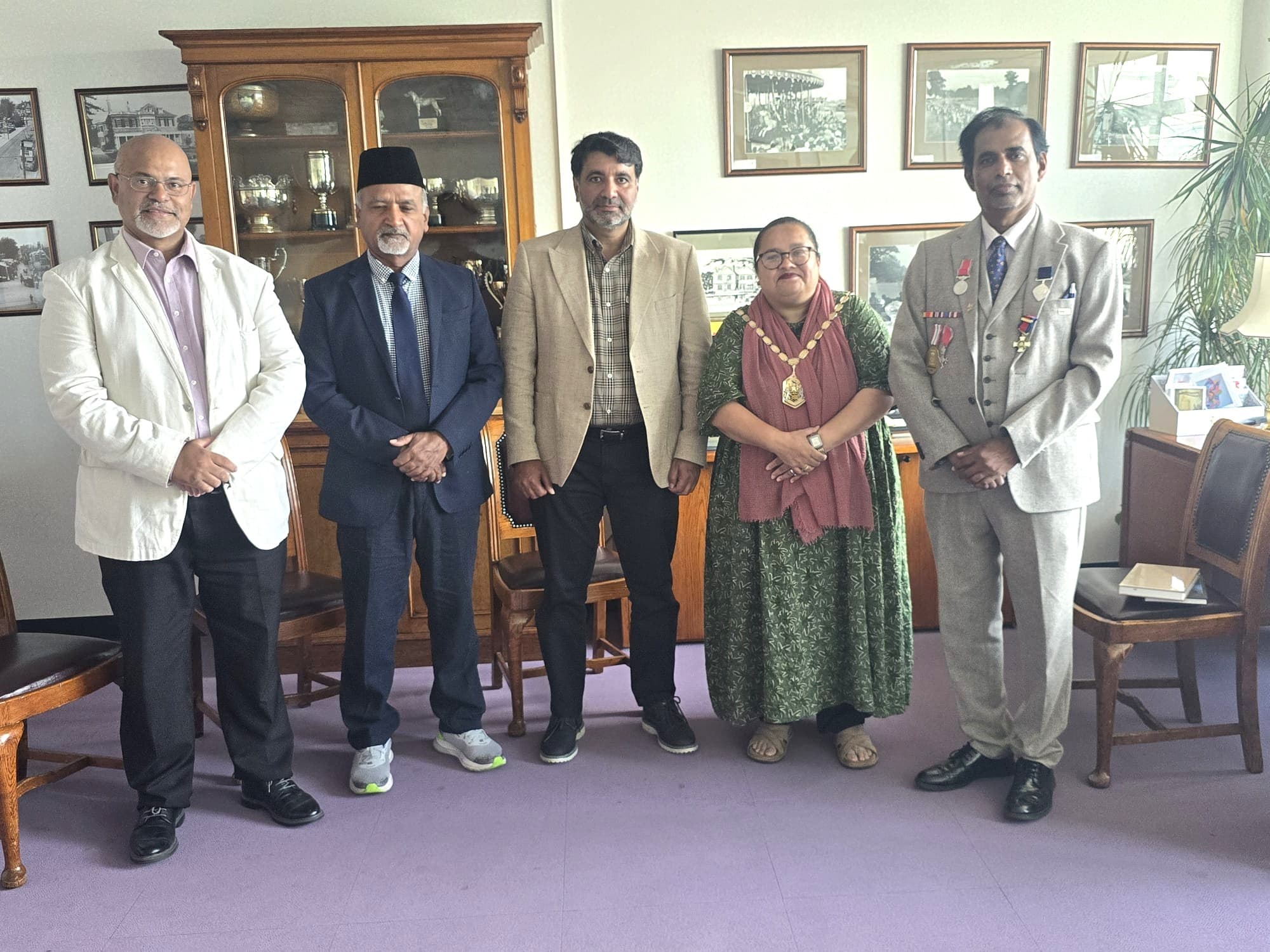 Delegation from Majlis Ansarullah UK’s Masroor Region presents Holy Quran to the Mayor of Merton