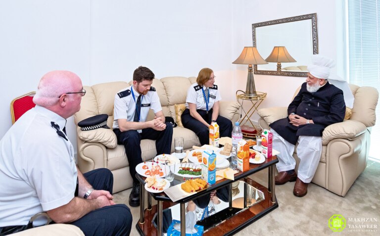 Leader of South West Metropolitan Police Meets Huzoor a.a.