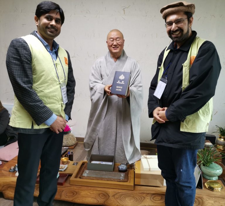 Ahmadi Muslim delegation visits Hongbeopsa Temple, South Korea