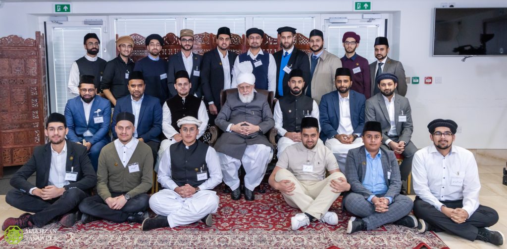 Hamburg Waqifeen-e-Nau’s audience with Huzoor 1 waqfeen from hamburg