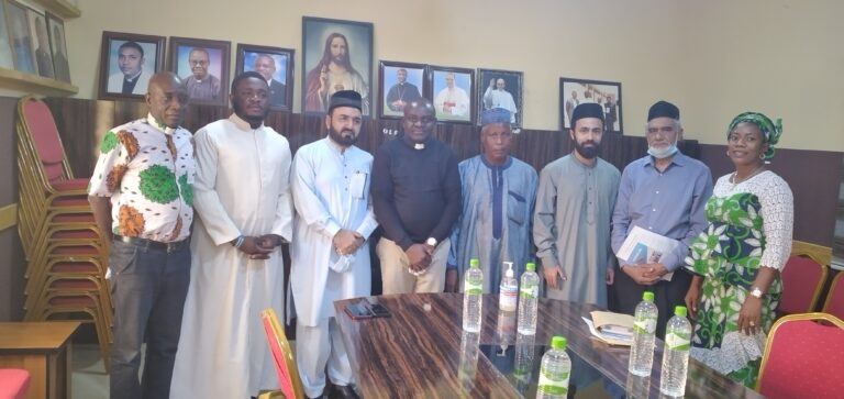 Ahmadi delegation visits the deputy bishop of Kano in central church