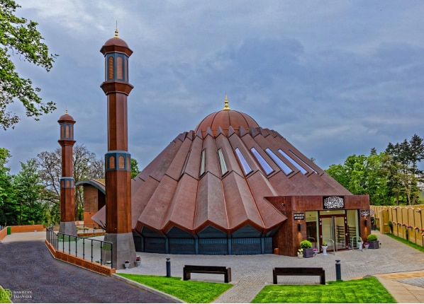 “Modesty is part of faith”: UK Lajna amila seeks direction from Huzoor in virtual mulaqat