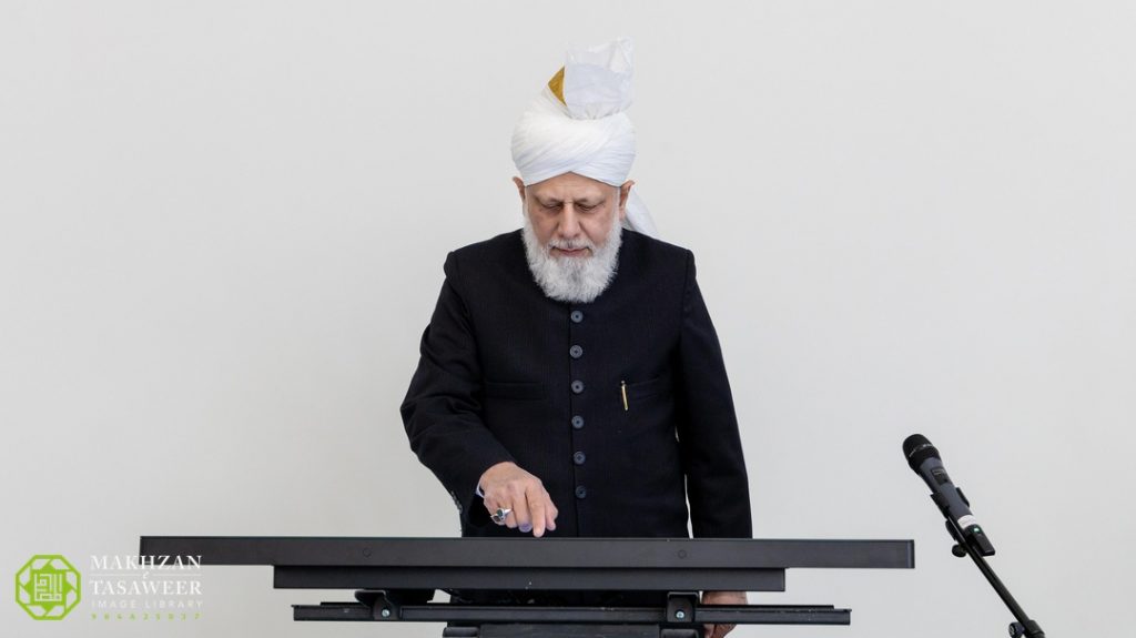 Hazrat Khalifatul Masih launches Jamaat Chinese website 1 20210402 141902 3E5AEAF3