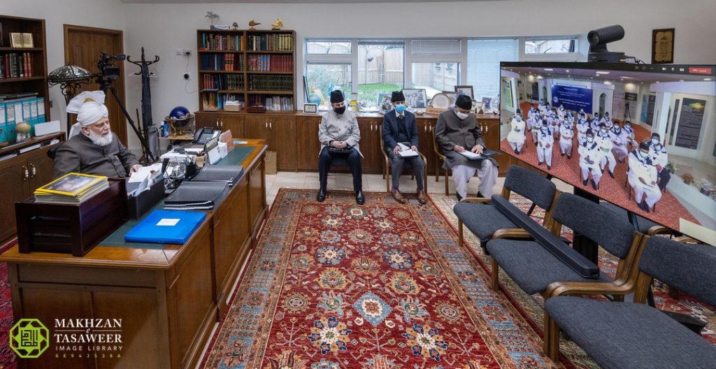 Khuddam amila of Jamaat India meets Huzoor 2 20210410 122030 5F128697