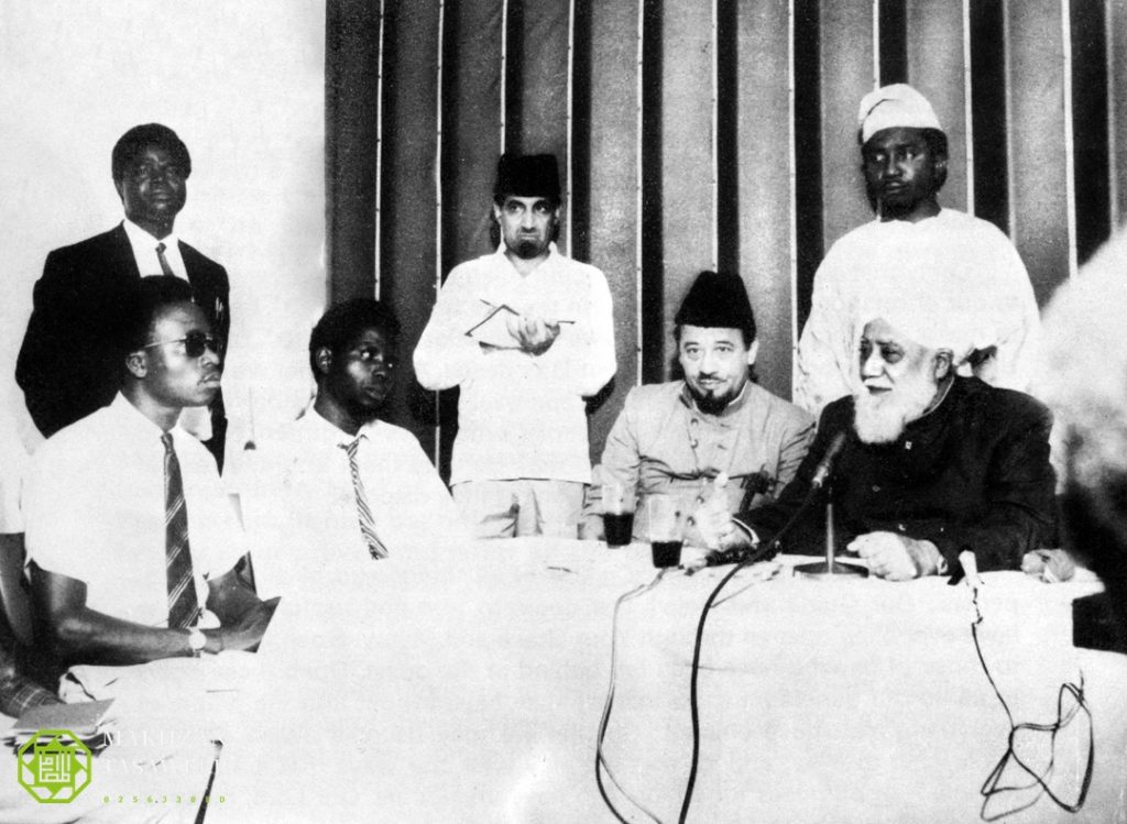 Hazrat Khalifatul Masih III addressing the press at Federal Palace Hotel Lagos Nigeria 1970