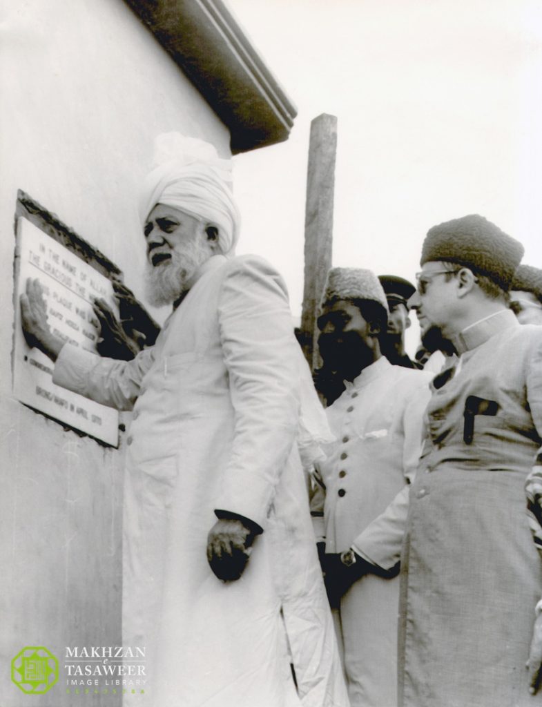 Hazrat Khalifatul Masih III rh laying a plaque to commemorate his visit to Techiman Ghana