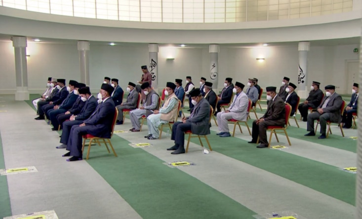 Amila members of Majlis Ansarullah UK report to Hazrat Khalifatul Masih 5 1 25
