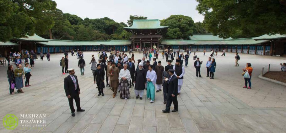 Hazrat Khalifatul Masih V in Japan