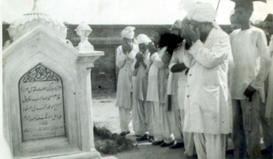 Hazrat Musleh e Maud praying at Promised Messiahs Grave