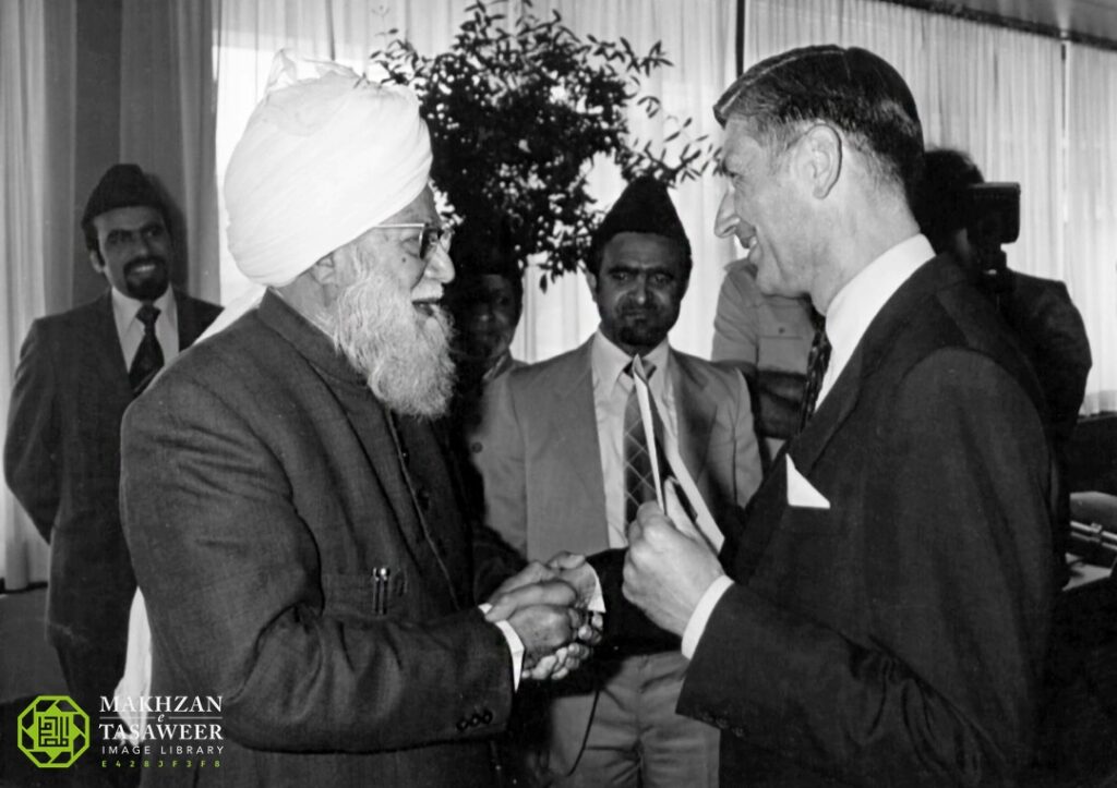 Dries van Agt with Hazrat Khalifatul Masih III rh