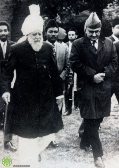 This Week in History: 15-21 October 1 Dr Abdus Salam with Hazrat Khalifatul Masih III