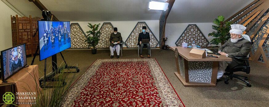 Explore new ways of tabligh: National amila of Majlis Ansarullah USA meets Hazrat Khalifatul Masih 1 rsz d77be874
