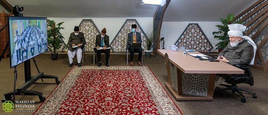 Serve the Jamaat to attain Allah’s nearness and pleasure: National amila and qaideen of MKA Nigeria meet Huzoor 1 rsz 20220102 132358 19e57424