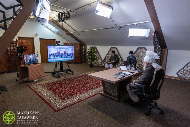 Serve and befriend Jamaat members: Local presidents of Jamaat UK meet Hazrat Khalifatul Masih V 2 20220213 133222 BBE3C5C4