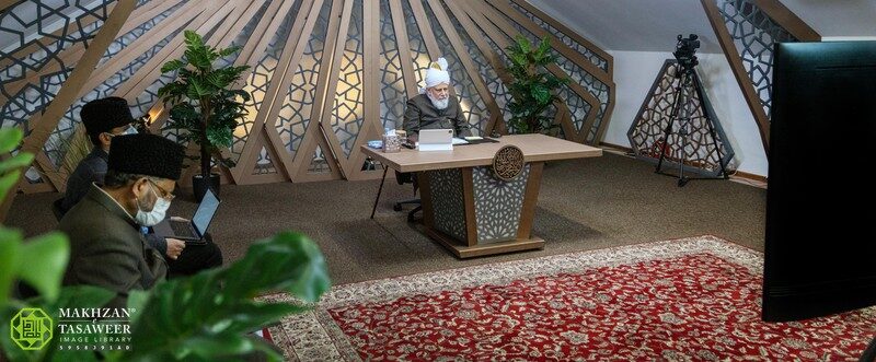 Clouds of war loom over us and people will ask why this happened: Khuddam from MKA USA meet Hazrat Khalifatul Masih 1 FDF5DF11