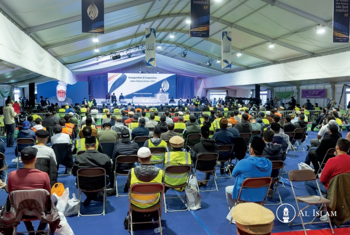 Hazrat Mirza Masroor Ahmad, Khalifatul Masih V addressing the volunteers and workers of Jalsa Salana during the inspection and inauguration of duties at Hadeeqatul Mahdi