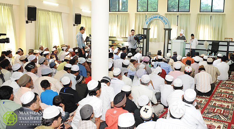 Hazrat Khalifatul Masih V atba delivering an address at the inauguration of Umar Mosque Ernakulam