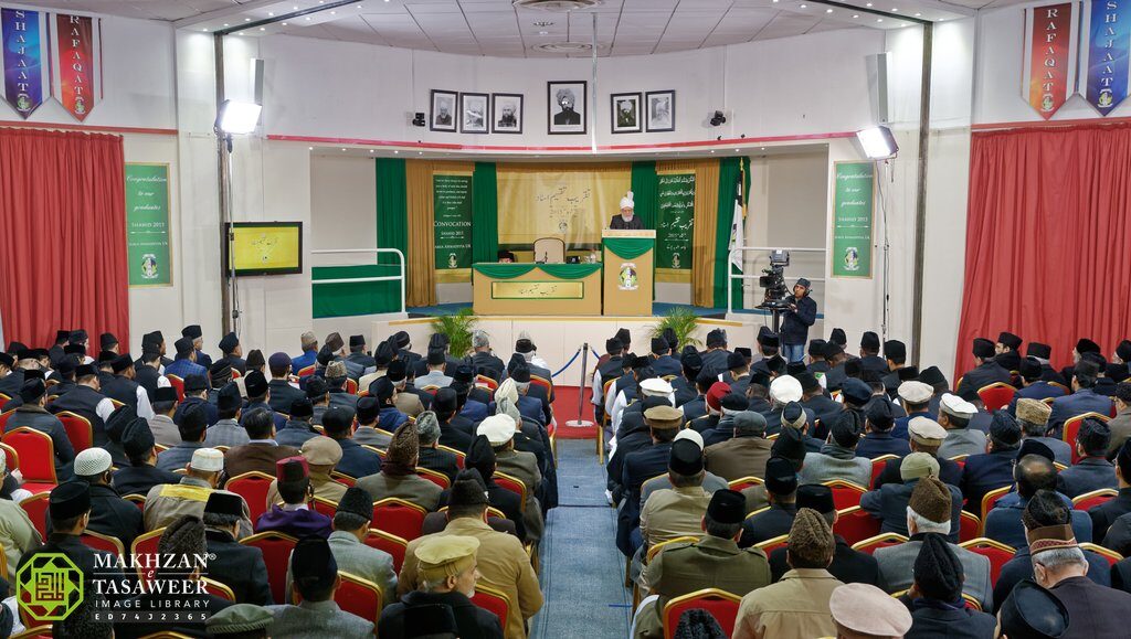 1rzrodt Hazrat Khalifatul Masih V aa addressing the Joint convocation of Jamia UK and Canada