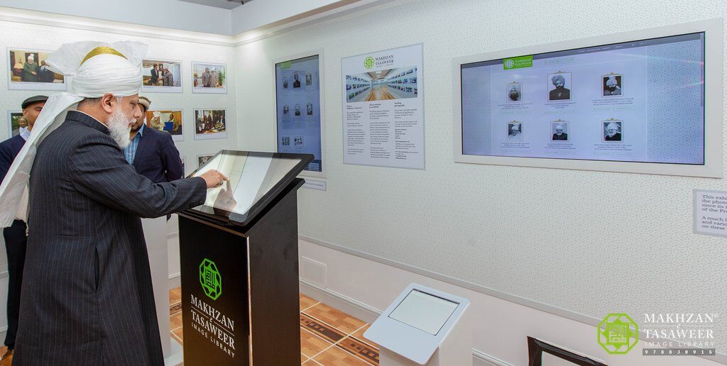 This Week in History: 3-9 February 3 Hazrat Khalifatul Masih V aa inaugurating the Makhzan e Tasaweer Website