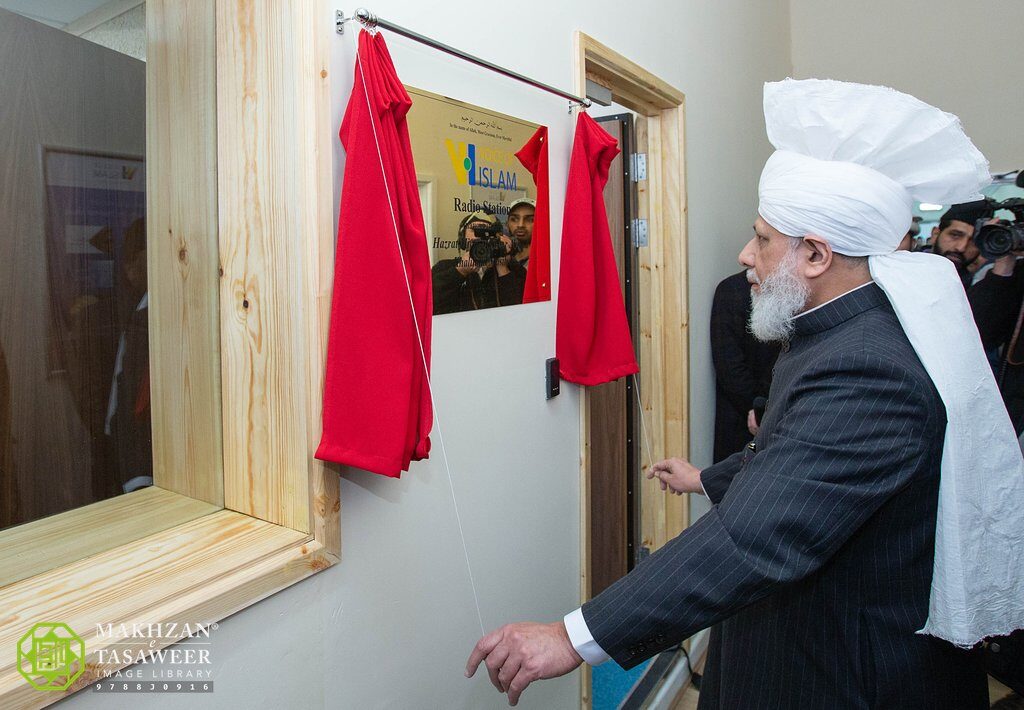 Hazrat Khalifatul Masih V aa inaugurating the VOI Radio