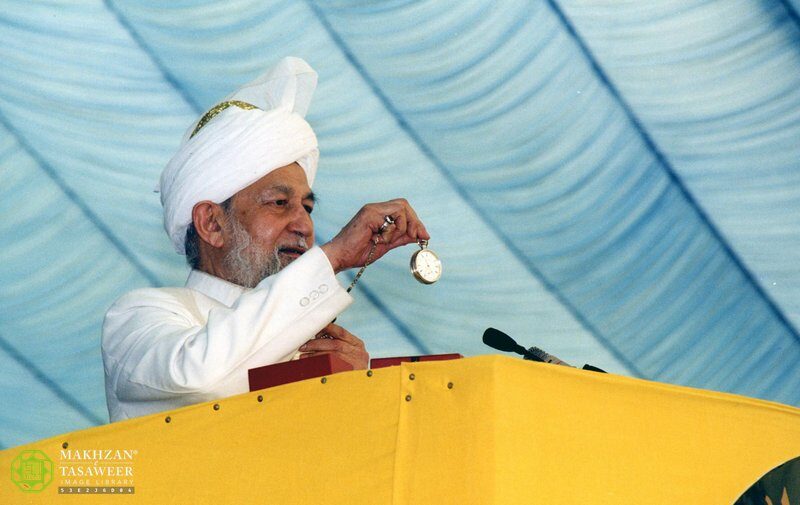 My fond recollections of Hazrat Khalifatul Masih IV – Part II 2 7zu7mj