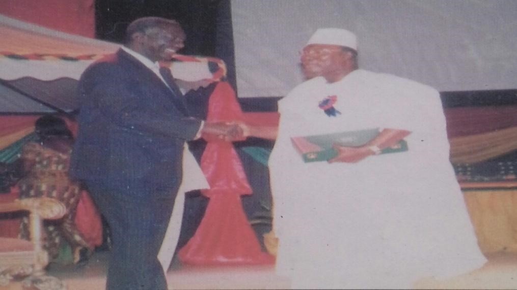 Maulana Abdul Wahab Bin Adam receives an award from His Excellency John Agyekum Kufuor the President of the Republic of Ghana