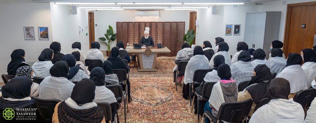 Reformation with empathy: Members of Lajna Imaillah North-Rhine meet Huzoor 1 Reformation with empathy: Members of Lajna Imaillah North-Rhine meet Huzoor
