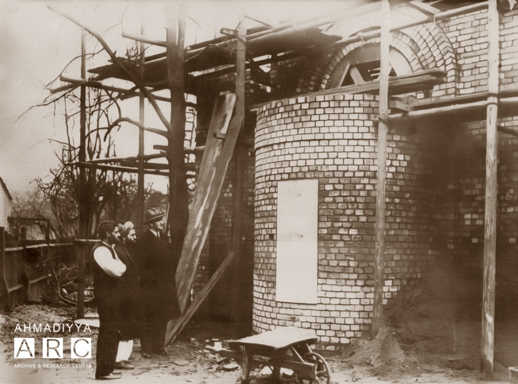 A royal honour to an Ahmadi missionary in Saltpond and a historic beginning in London (1925) 1 Fazl Mosque in London under construction