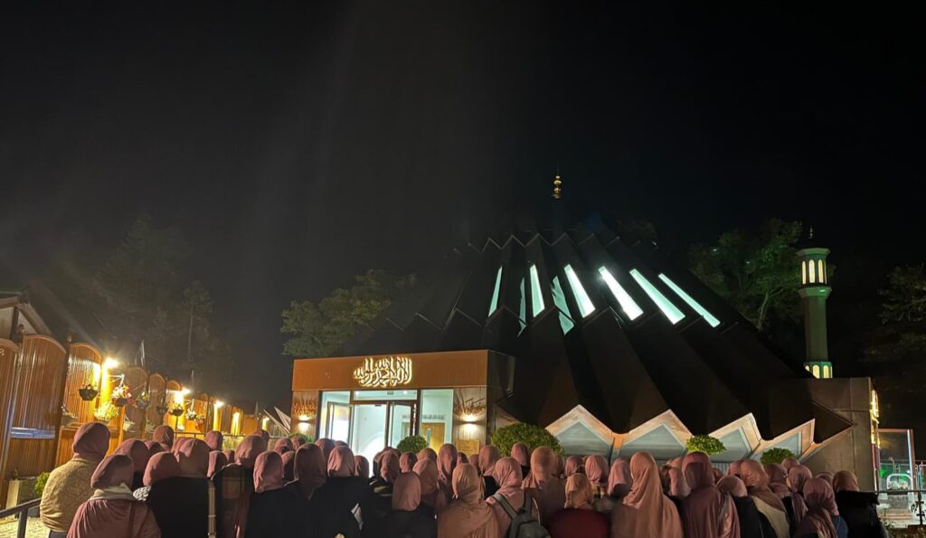 Students from AMWSA Canada reflect on their 2025 trip to the UK 1 Students from AMWSA Canada reflect on their 2025 trip to the UK