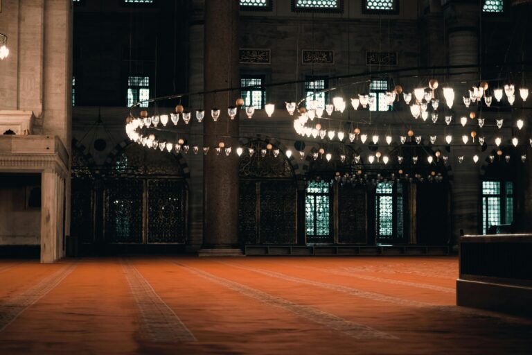 Answers to Everyday Issues – Part 95: Raising the hands in salat (raf‘ al-yadayn), wedding rings, house flipping, Musleh-e-Maud Day, property and partnership in marriage and ‘he will be buried in my grave’ (hadith)