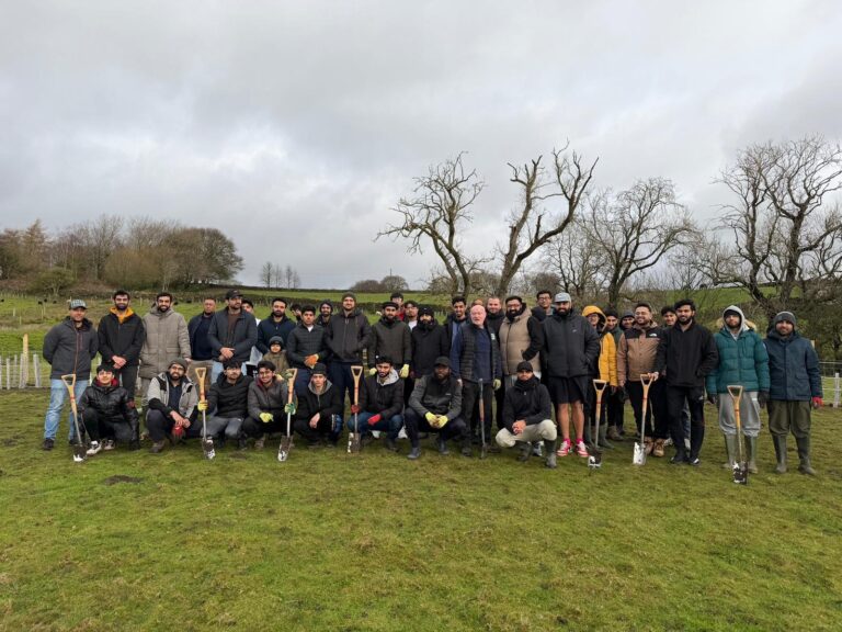 Ahmadi Muslim youth in Yorkshire support local communities over the festive season